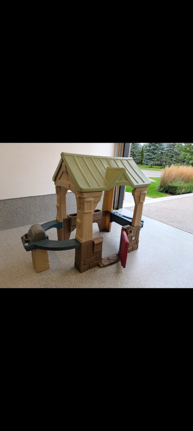 Little Tikes kids outdoor play house with BBQ