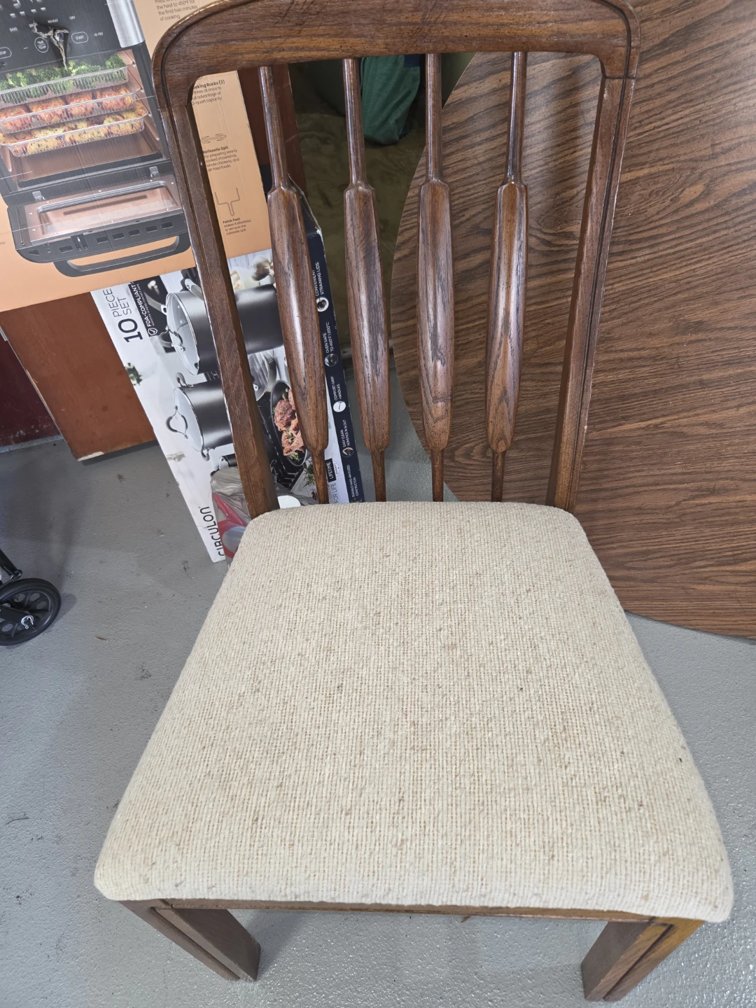 Table & 4 chairs great condition - photo 2