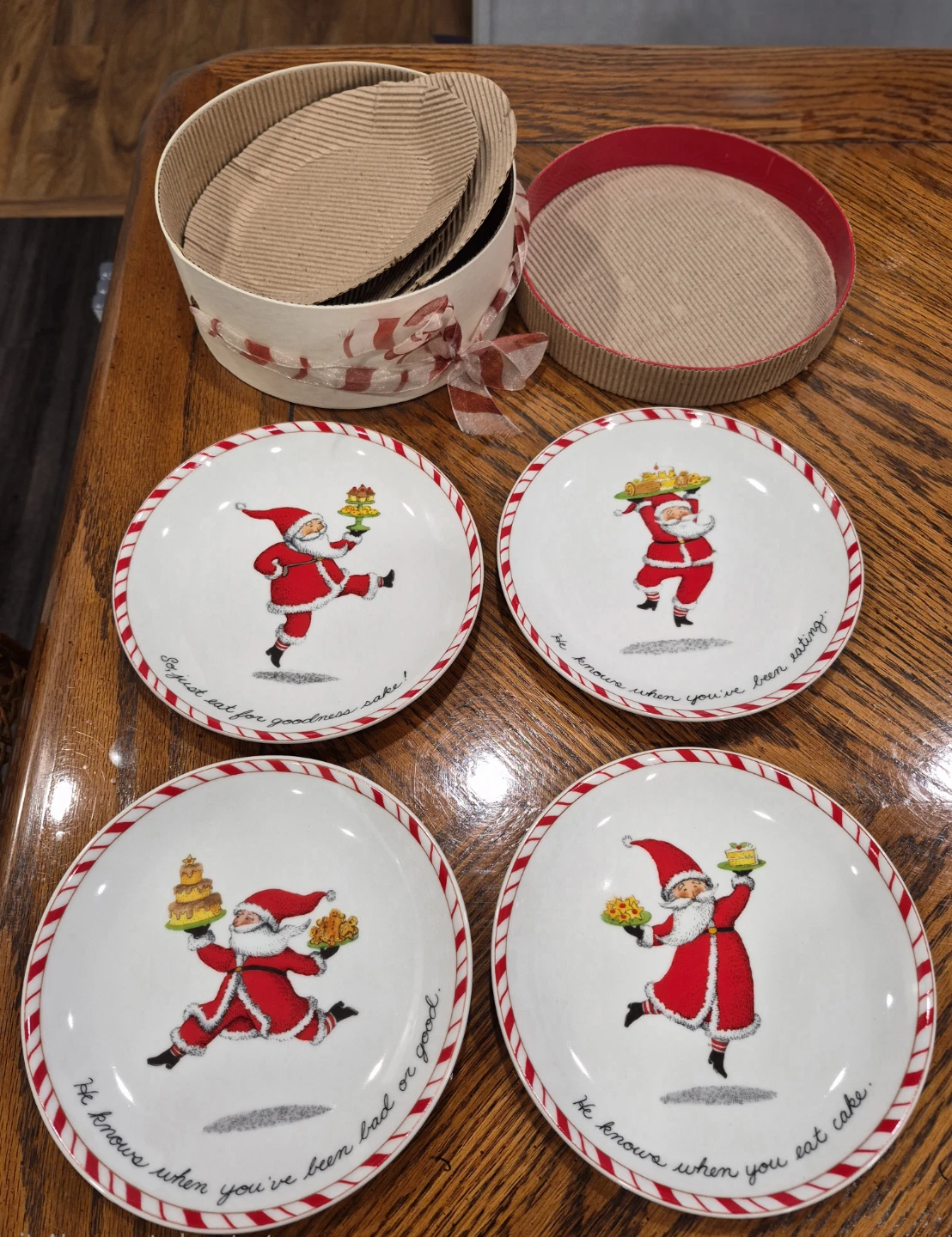 Set of 4 Porcelain Santa Plates new in box - photo 3