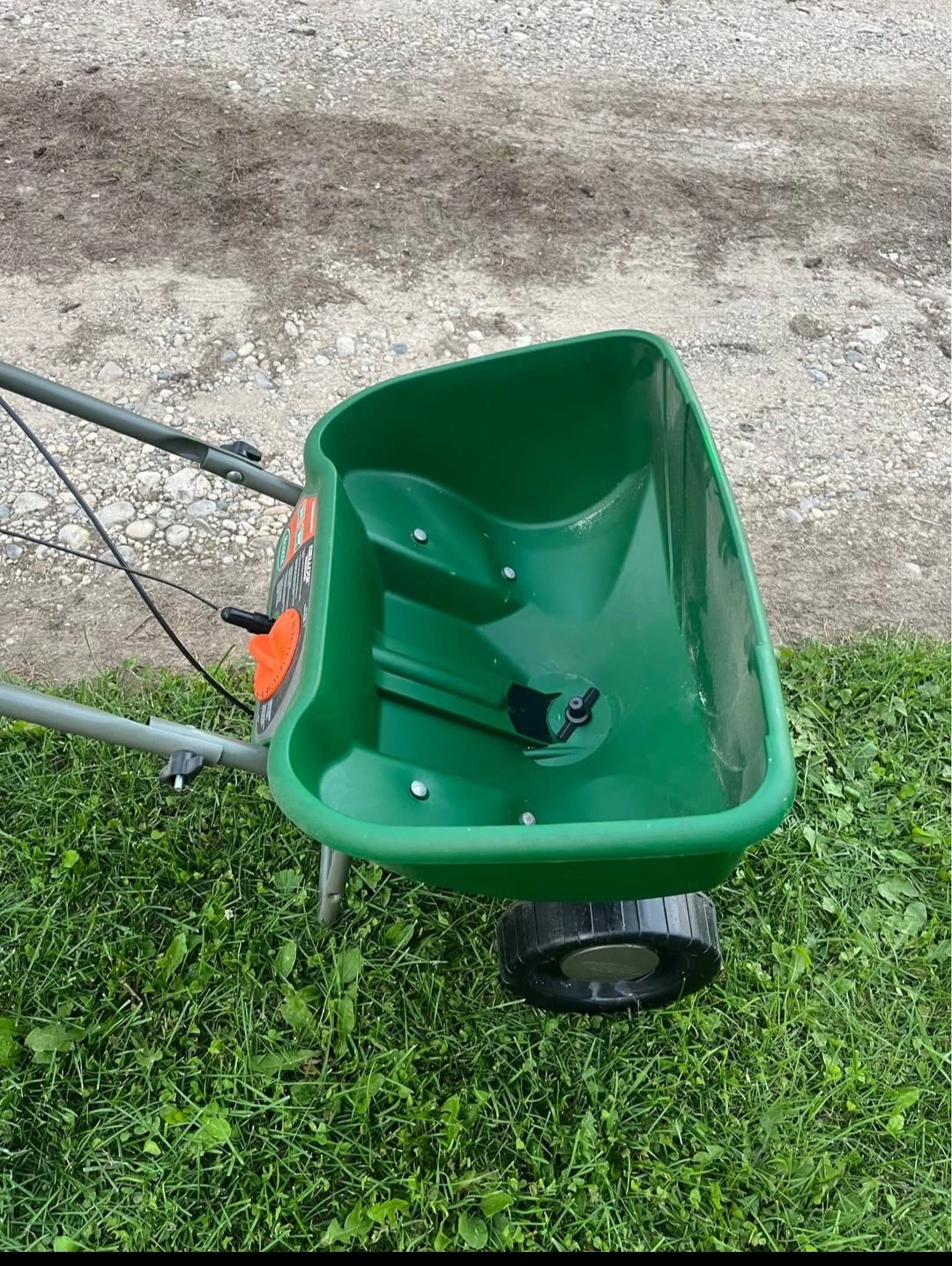 Scotts Deluxe EdgeGuard Broadcast Spreader - photo 2