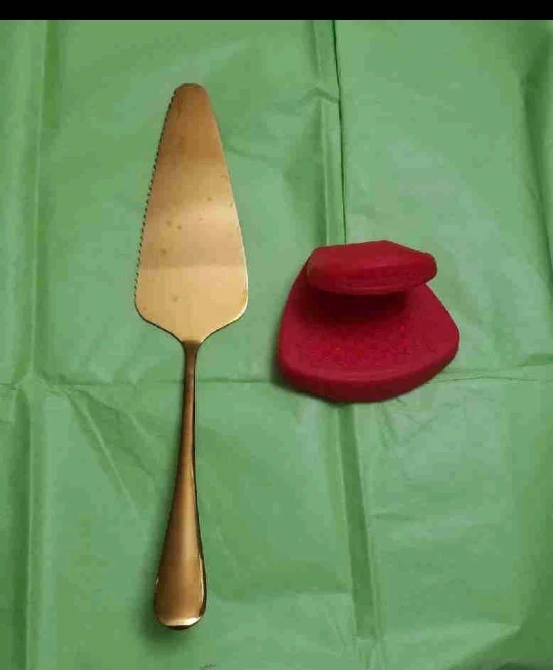 Gold-tone Cake Server and Silicone Pot Holder