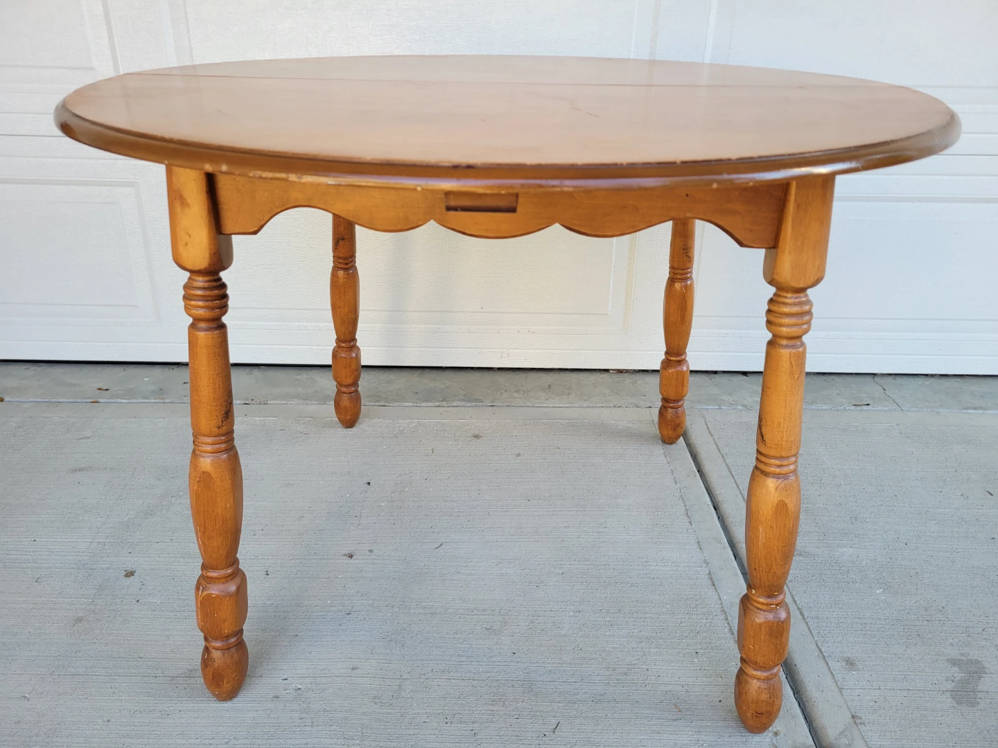 Vintage Solid Wood Round Dining Table with 18" Extension Leaf. - photo 3