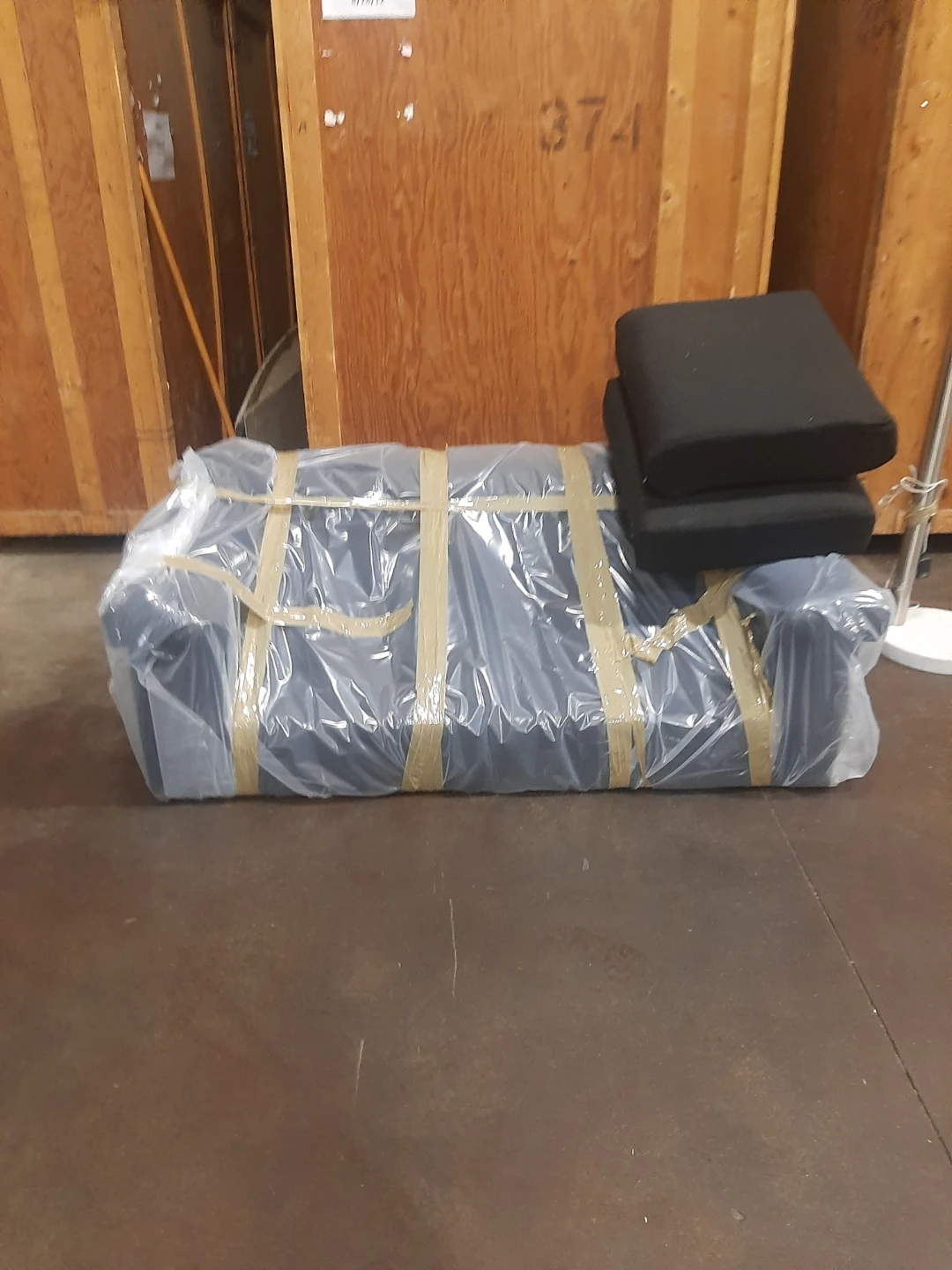 Black two-seater couch - photo 5