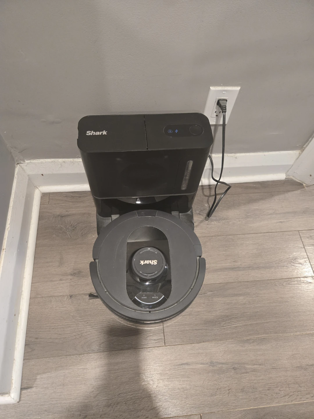 Shark Robo Vacuum - photo 2