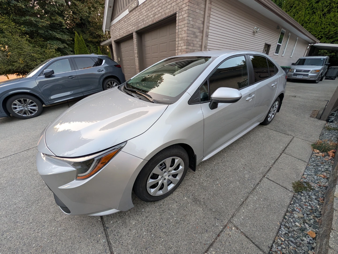 2023 Toyota Corolla LE Sedan – Low KM - 37,342 - photo 2