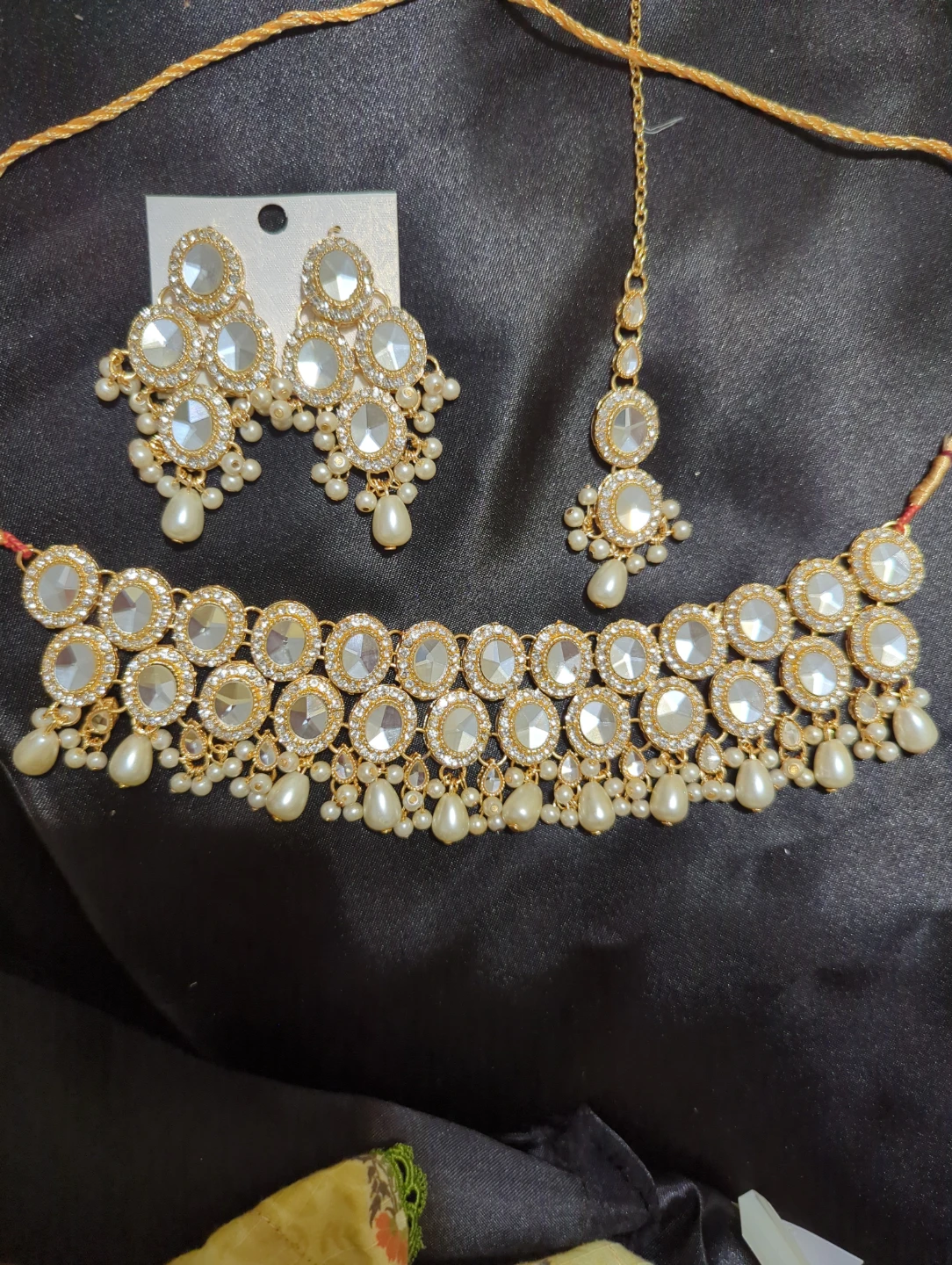 Gold-tone kundan style necklace set with maang tikka - photo 2
