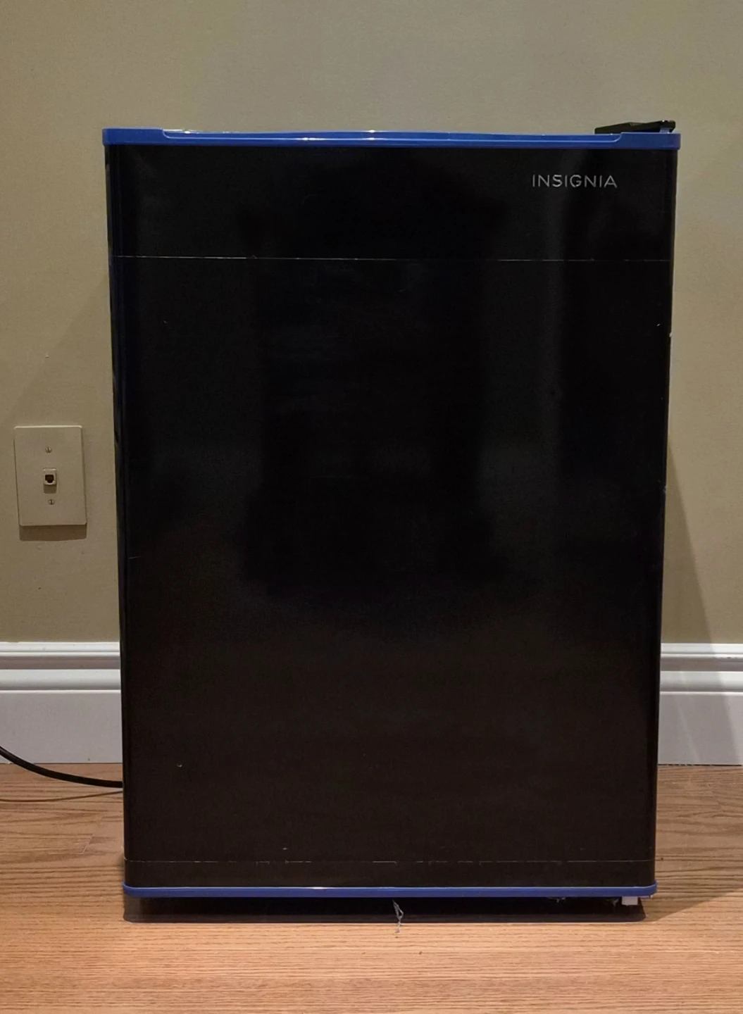 Insignia Compact Refrigerator NS-CF26BL7-C - photo 2