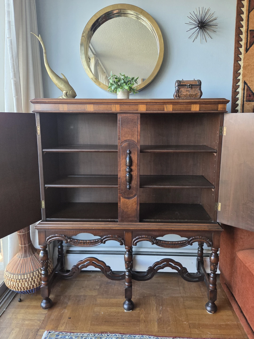 Vintage Neoclassical Style Solid Wood 2-Door Bar Cabinet - photo 4