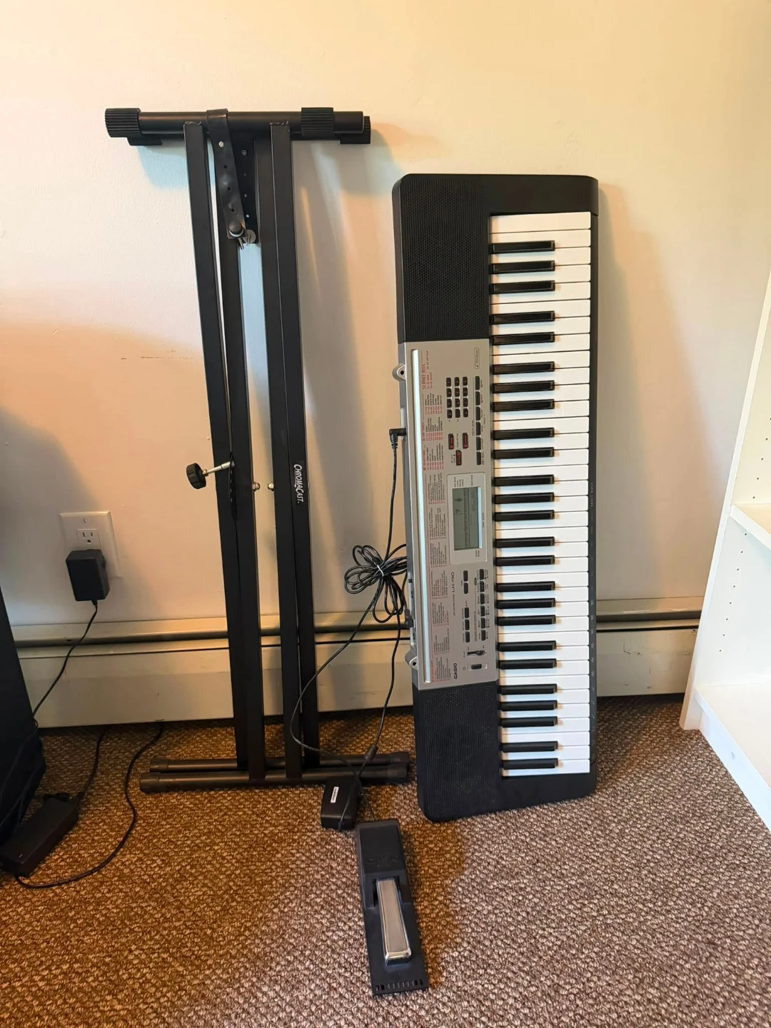 Casio LK-190 Keyboard with ChromaCast Stand