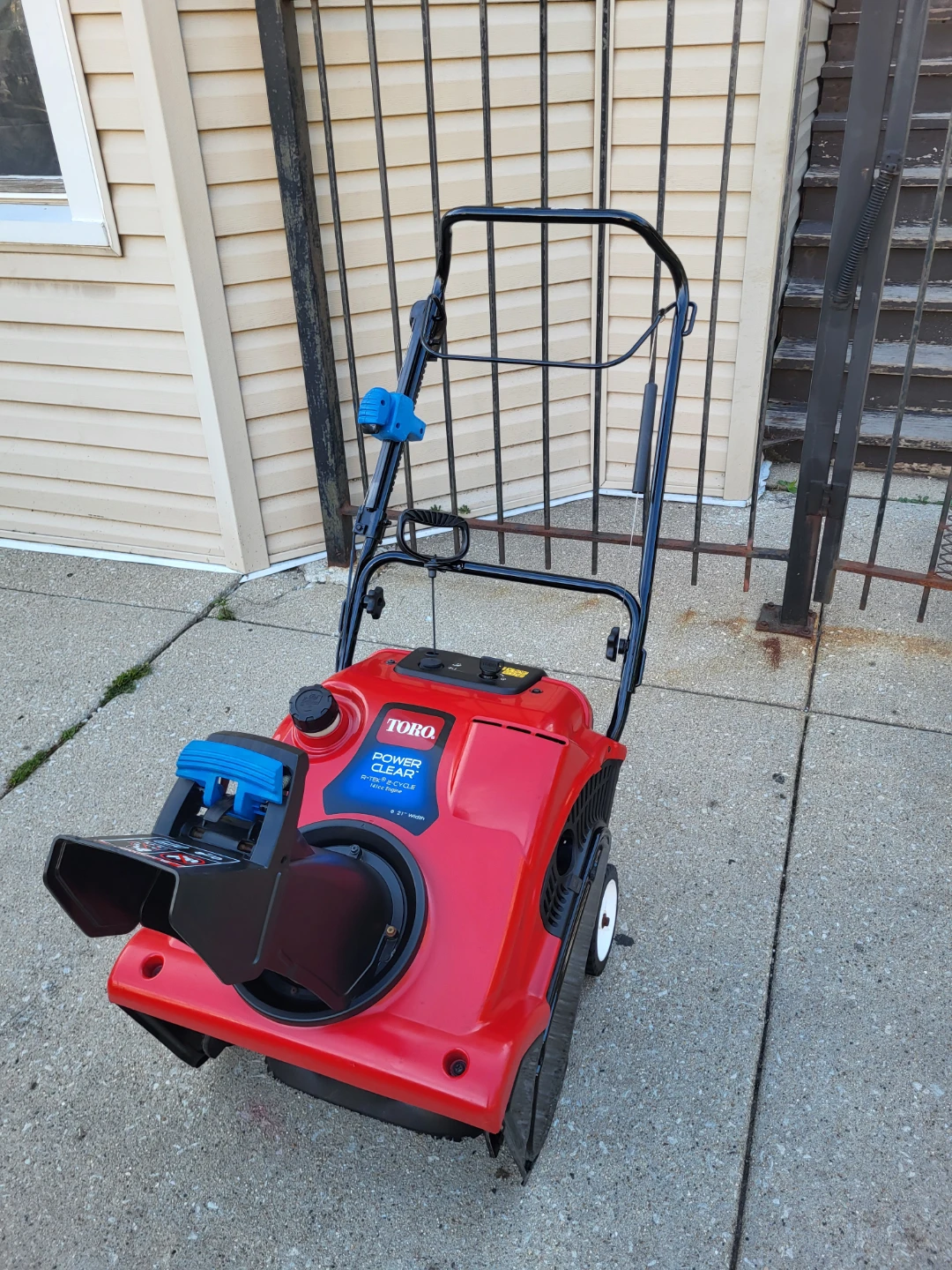 Toro Power Clear 21in Snow Blower - photo 4