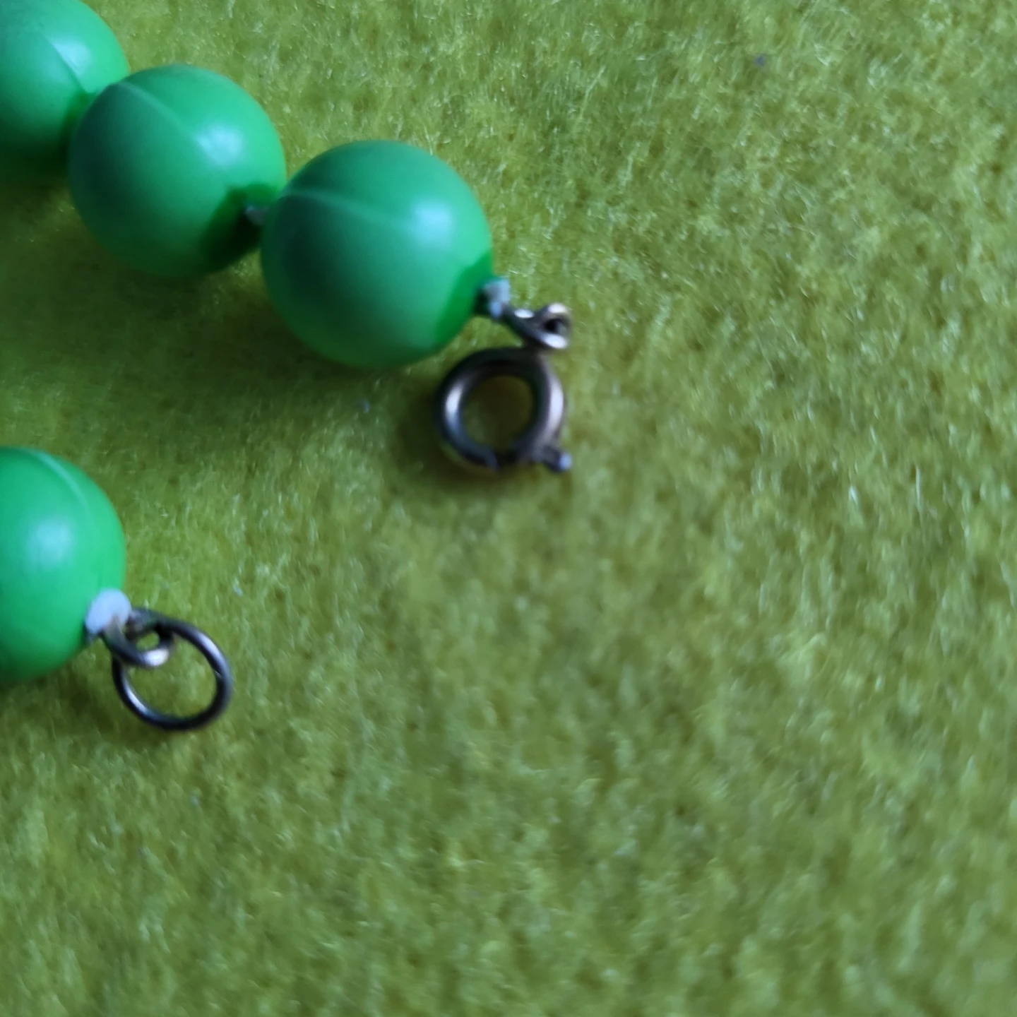Bright Green Beaded Necklace and Clip-on Earrings Set - photo 3