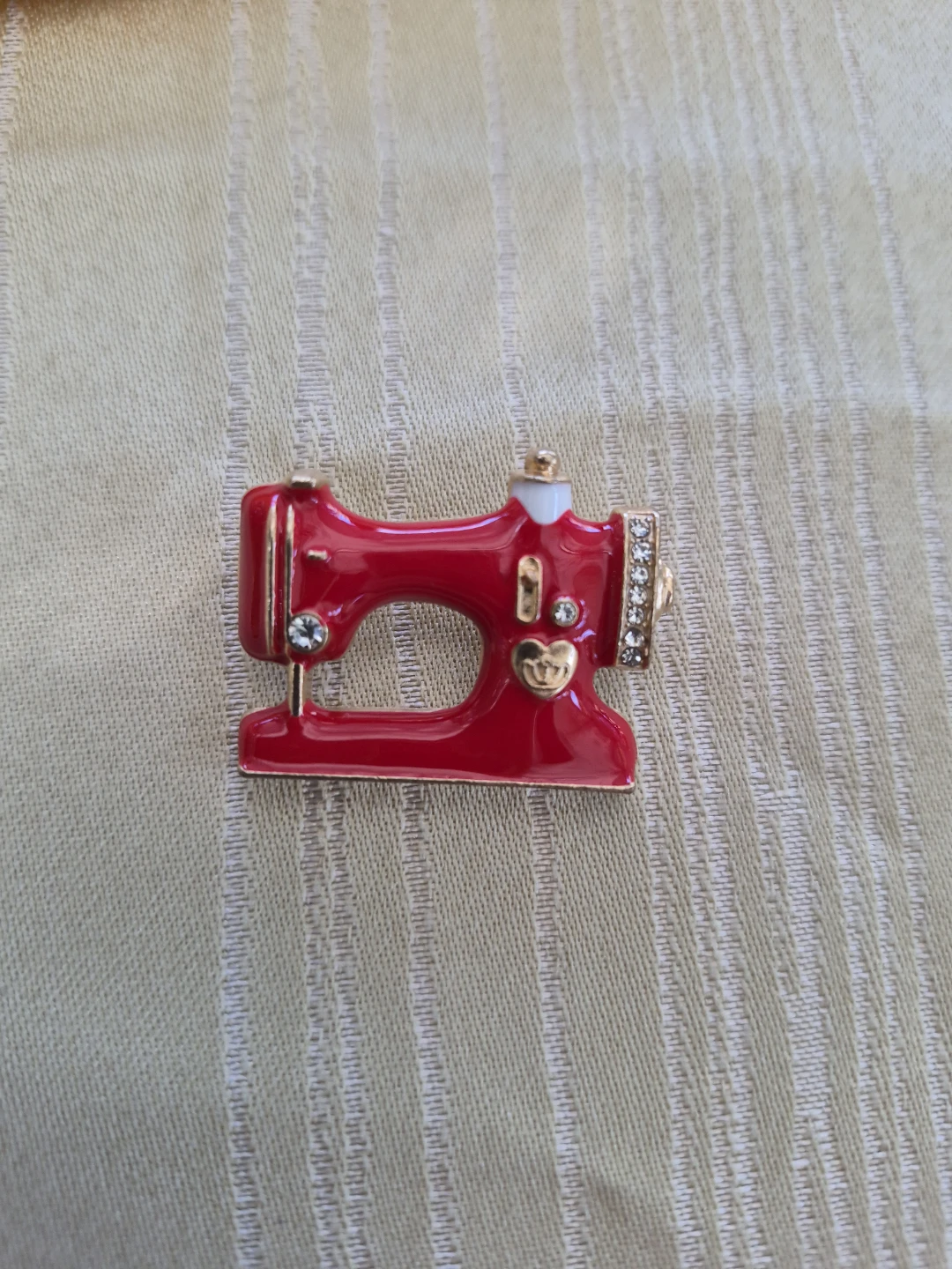Beautiful 1 1/2"  Sewing Machine Fashion Brooch