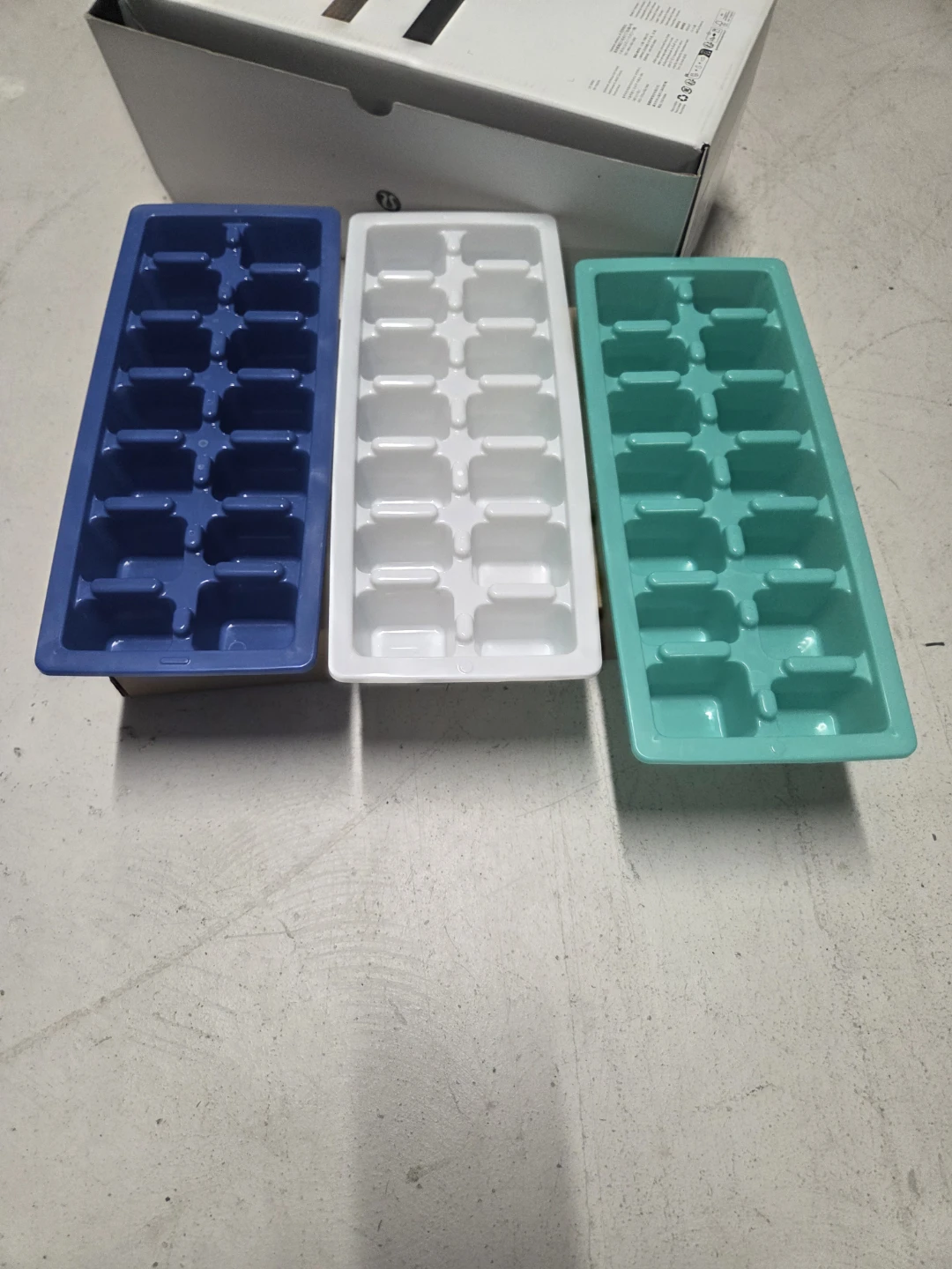 Set of 3 Plastic Ice Cube Trays - photo 3