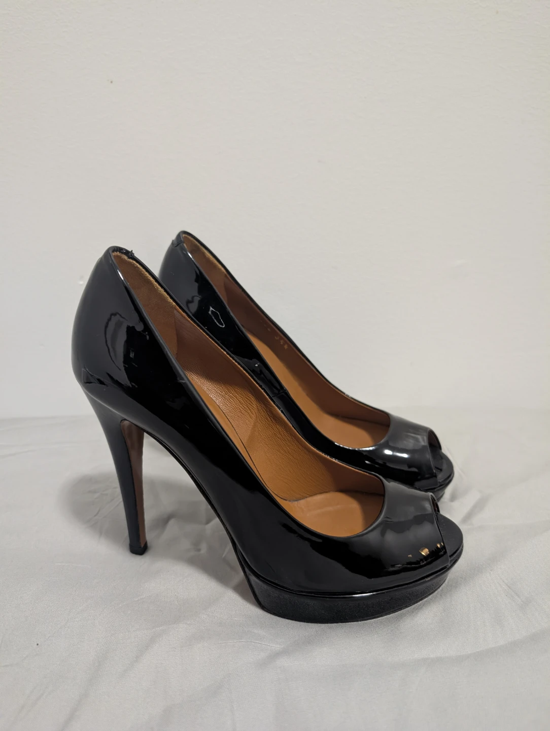 Gucci Black Patent Leather Peep-Toe Heels - photo 5