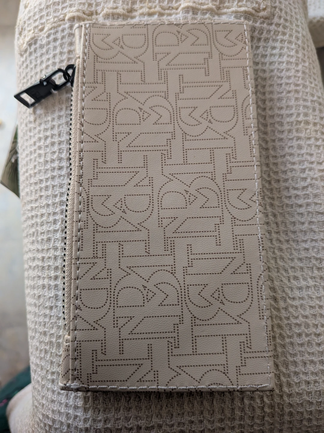 Badgley Mischka Beige Credit Card Holder with Tab - photo 4