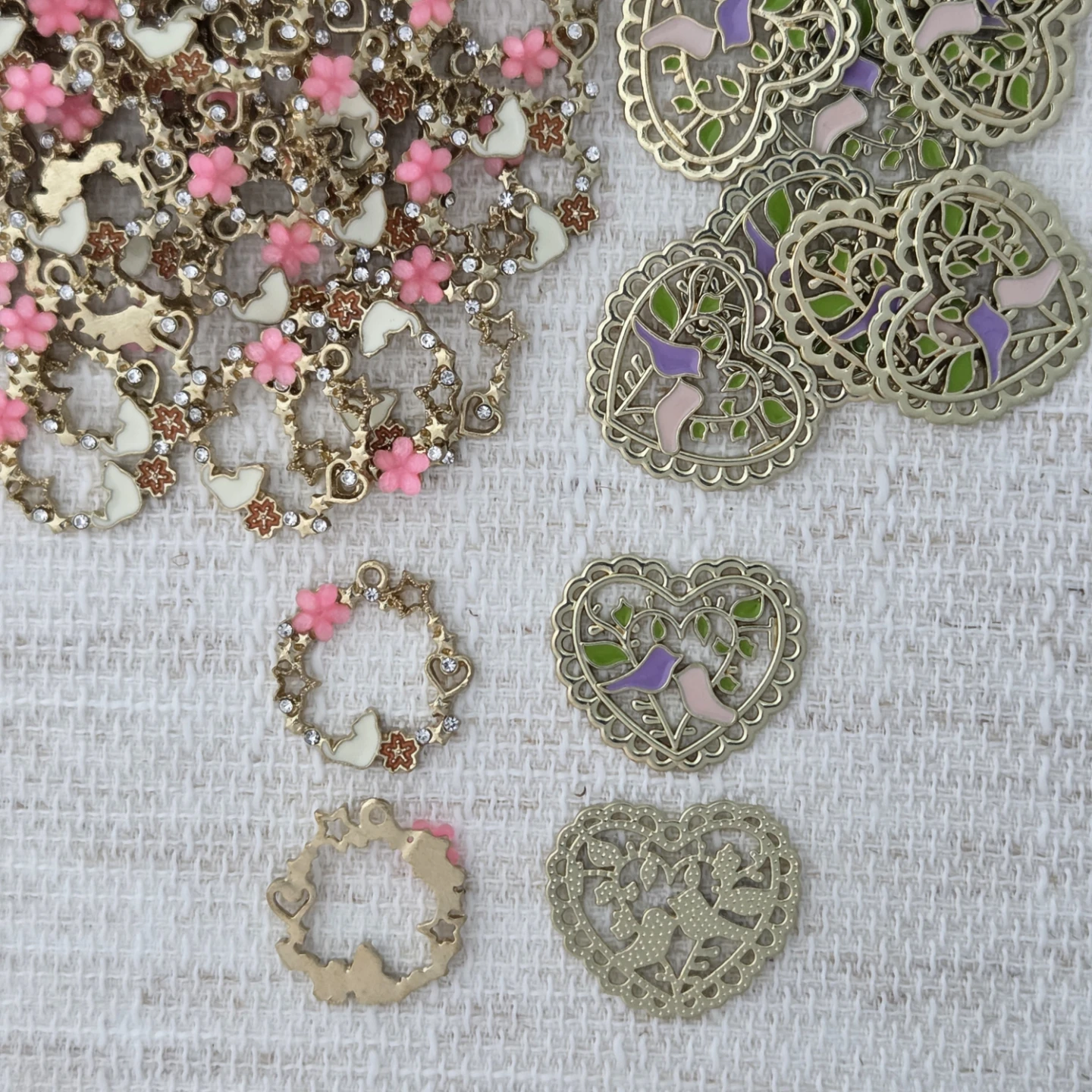 Assorted Charms - 140 pieces - photo 2