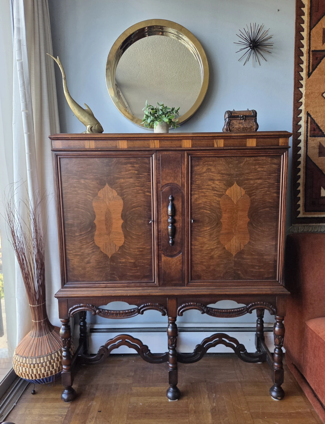 Vintage Neoclassical Style Solid Wood 2-Door Bar Cabinet