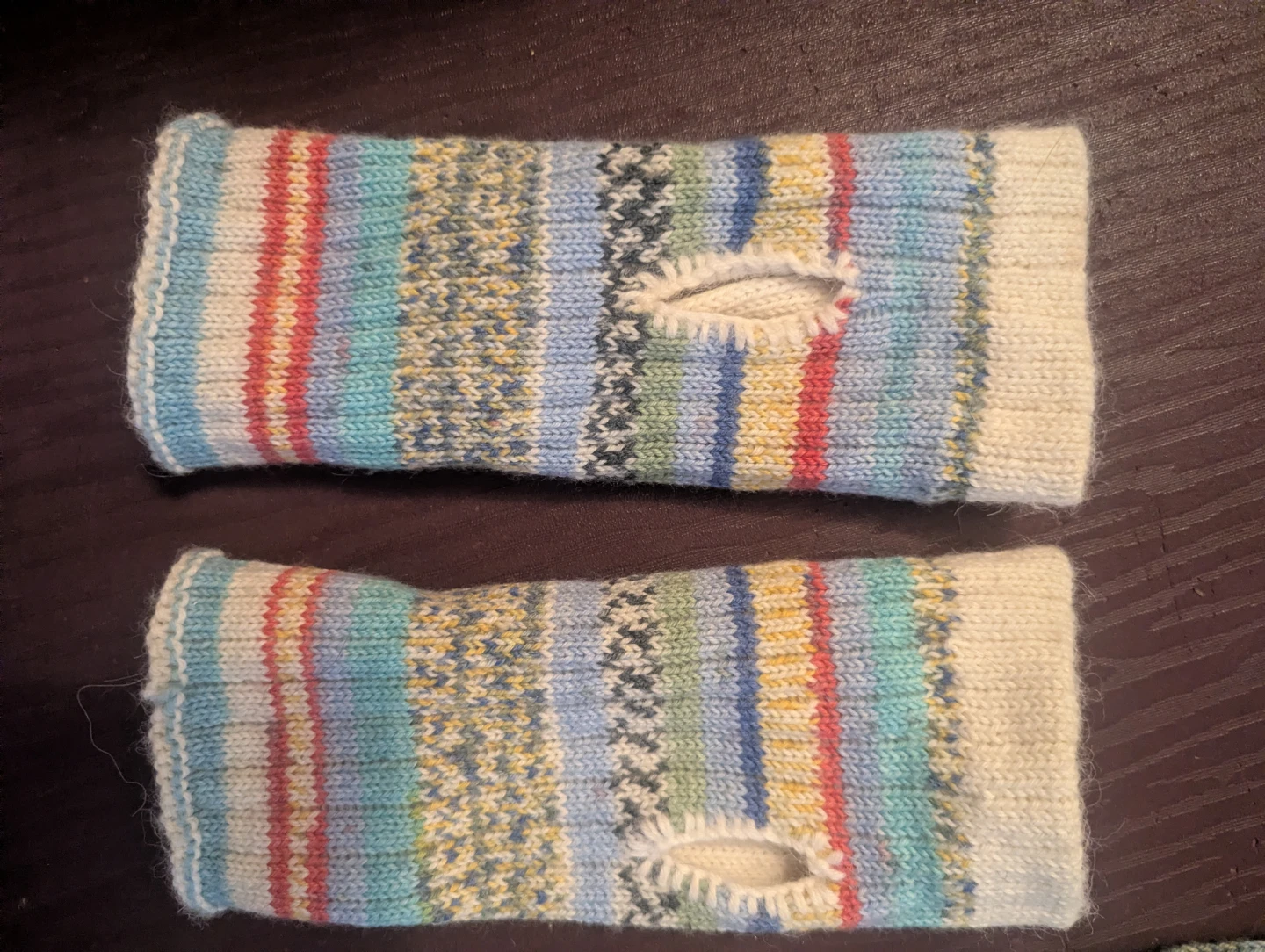Multi-coloured striped knit arm warmers