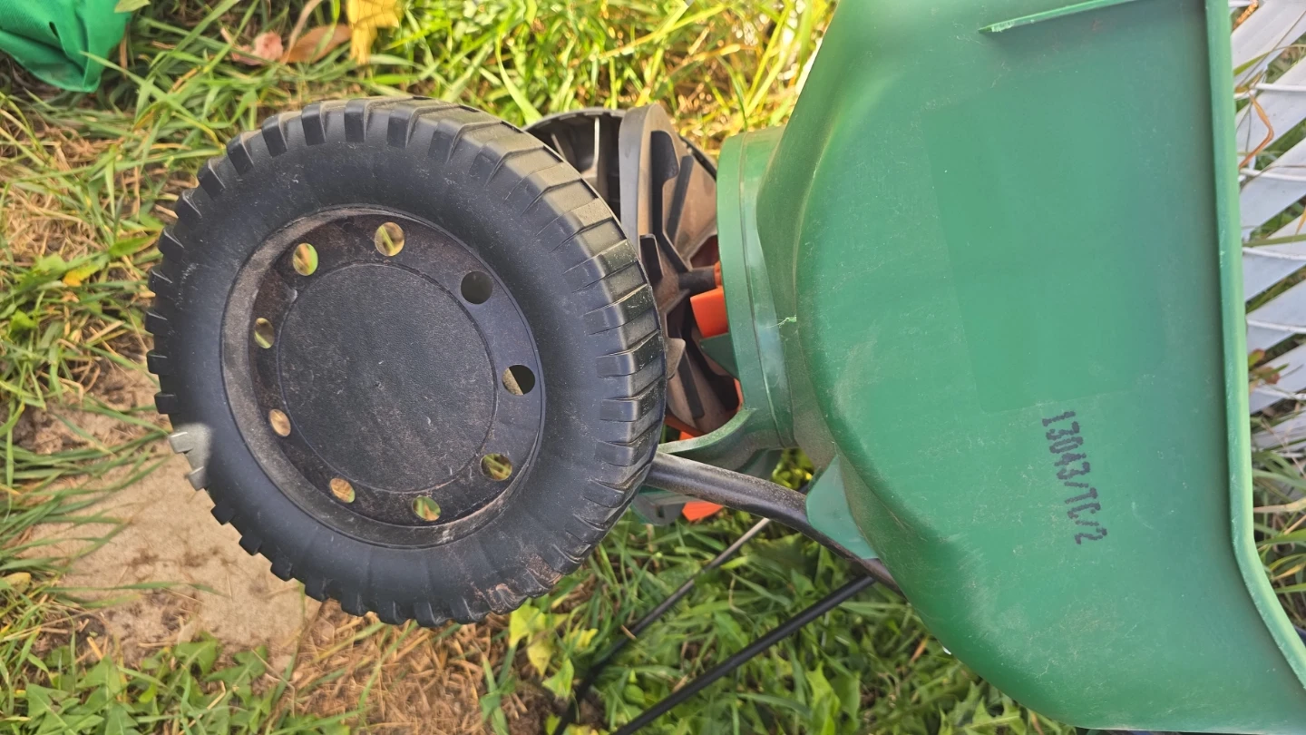 Scotts Turf Builder EdgeGuard Mini Spreader - photo 3