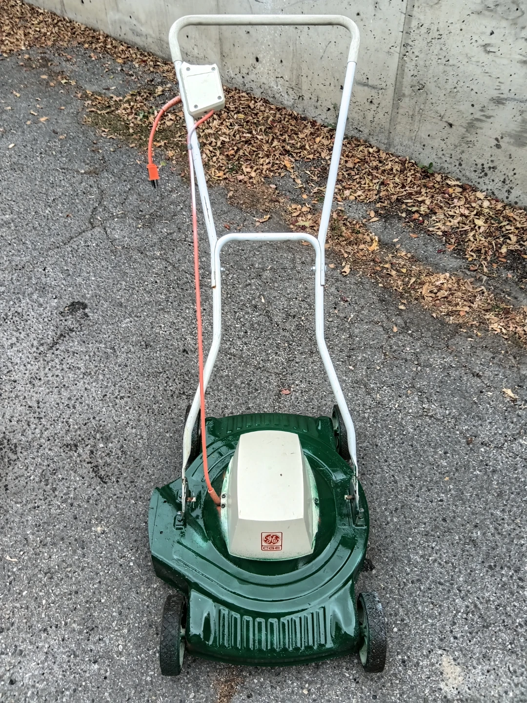 GE Compact 18" Electric Lawnmower - photo 2