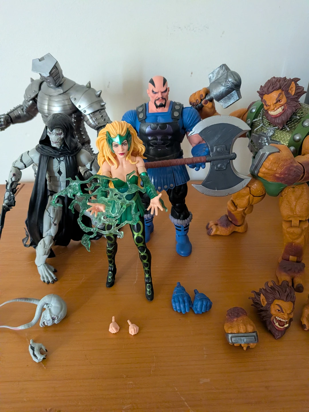 Pre-owned Marvel Legends Thor's Universe - photo 3