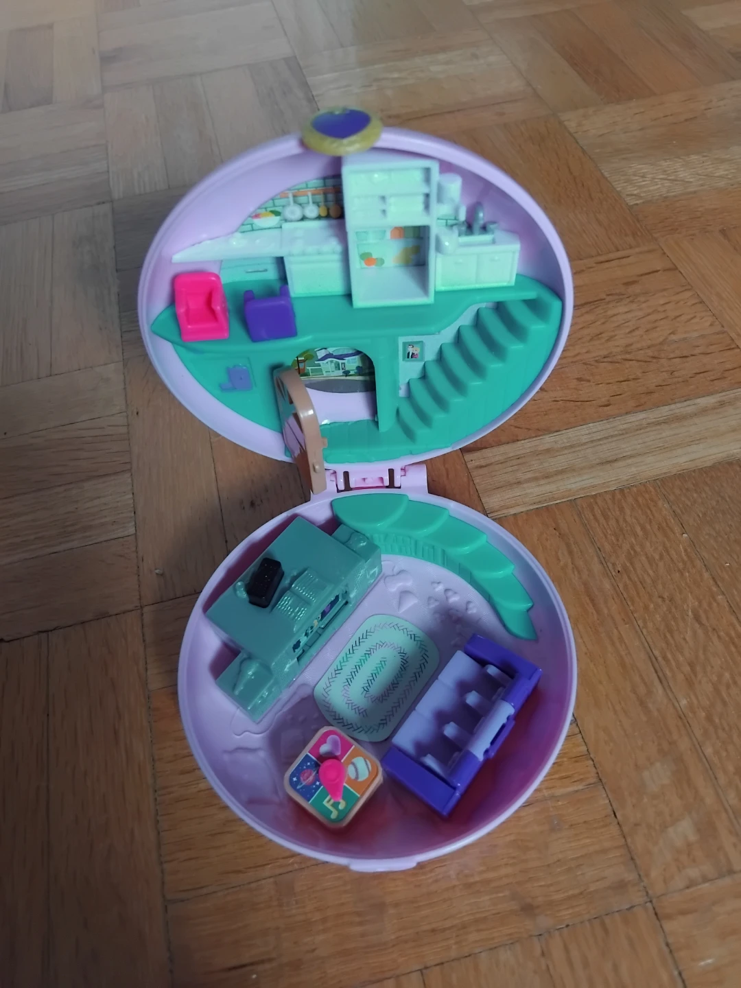 Polly Pocket Donut Compact Playset - photo 3