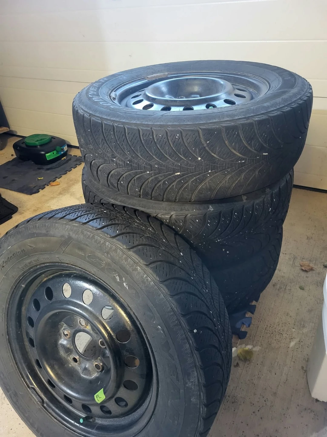 Good year 225 65R17 set of 4 winter tires with balanced R17 Rims - photo 4