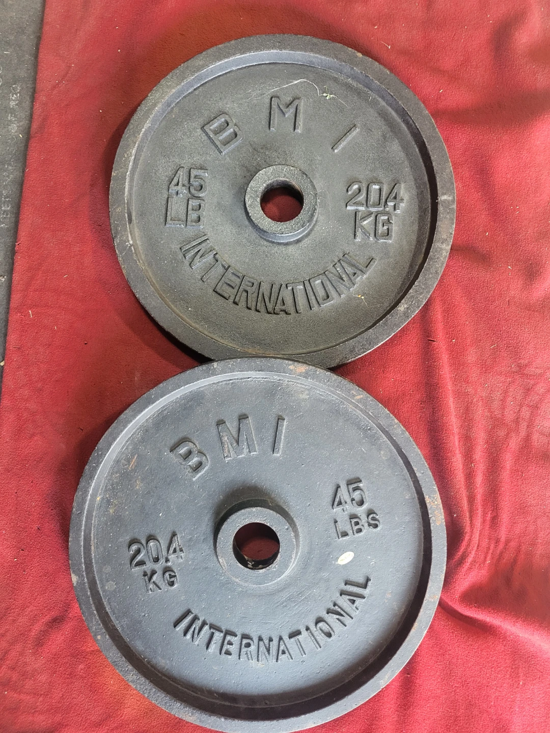 BMI   OLYMPIC.  2" HOLE  45LB PLATES TOTAL 90lbs
