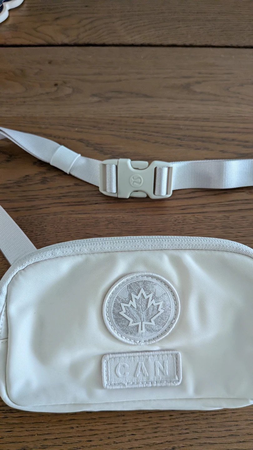 Lululemon Team Canada Belt Bag - photo 3