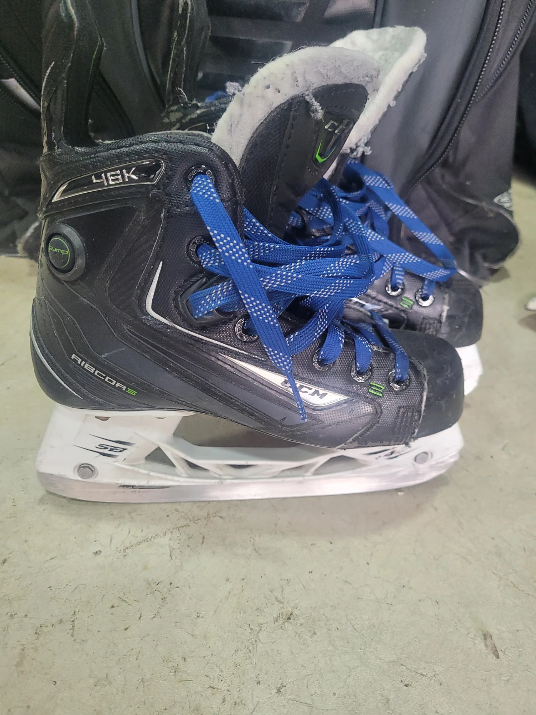 CCM Ribcor 46K Ice Skates Size 2.5 - photo 3
