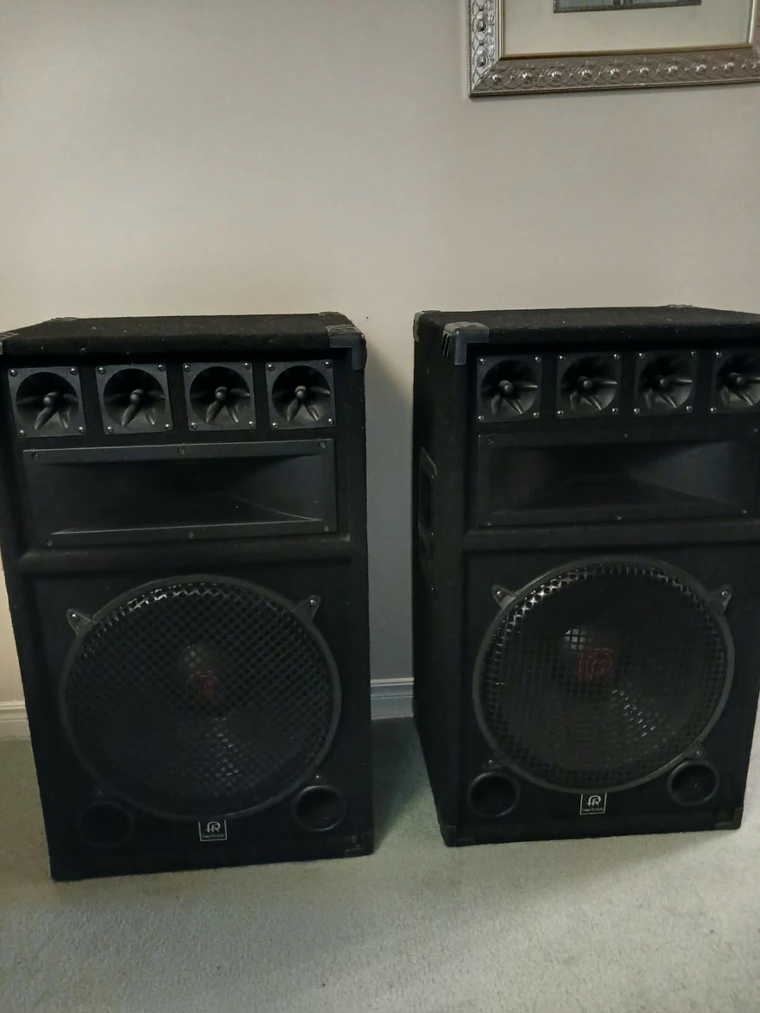 2 black speaker box
