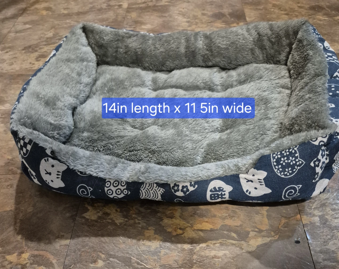 Small Plush Pet Bed, brand new. - photo 2