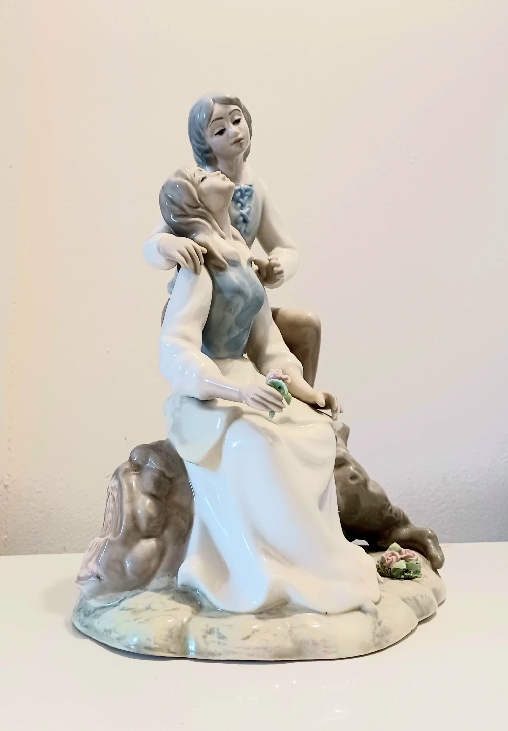 Vtg 11" Hand Painted Tengra Fine Porcelain Figurine - photo 3
