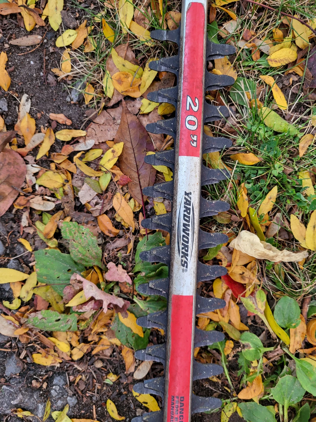 Yardworks 18V Cordless Hedge Trimmer - photo 2