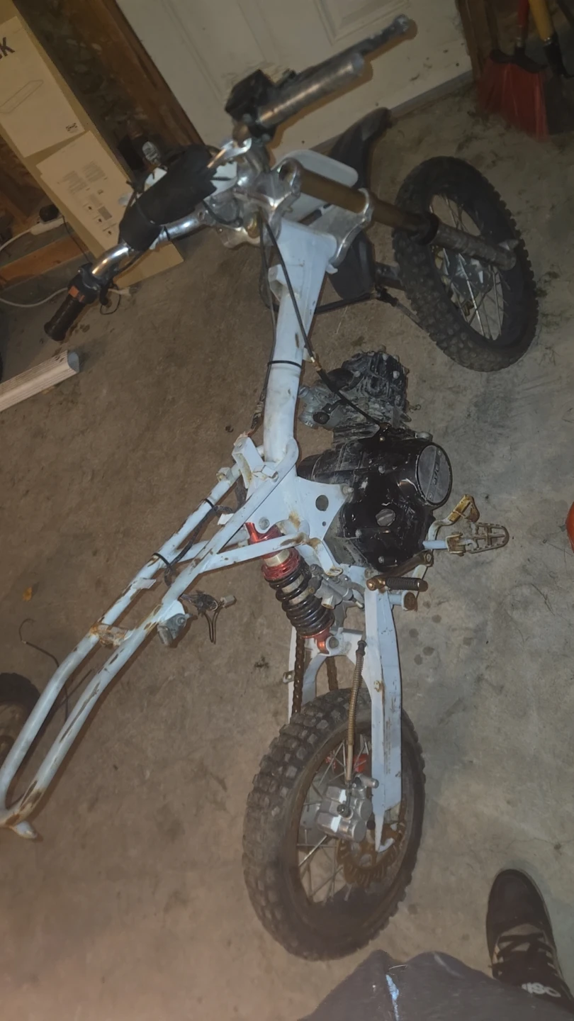 GIO dirt bike frame and engine - photo 4