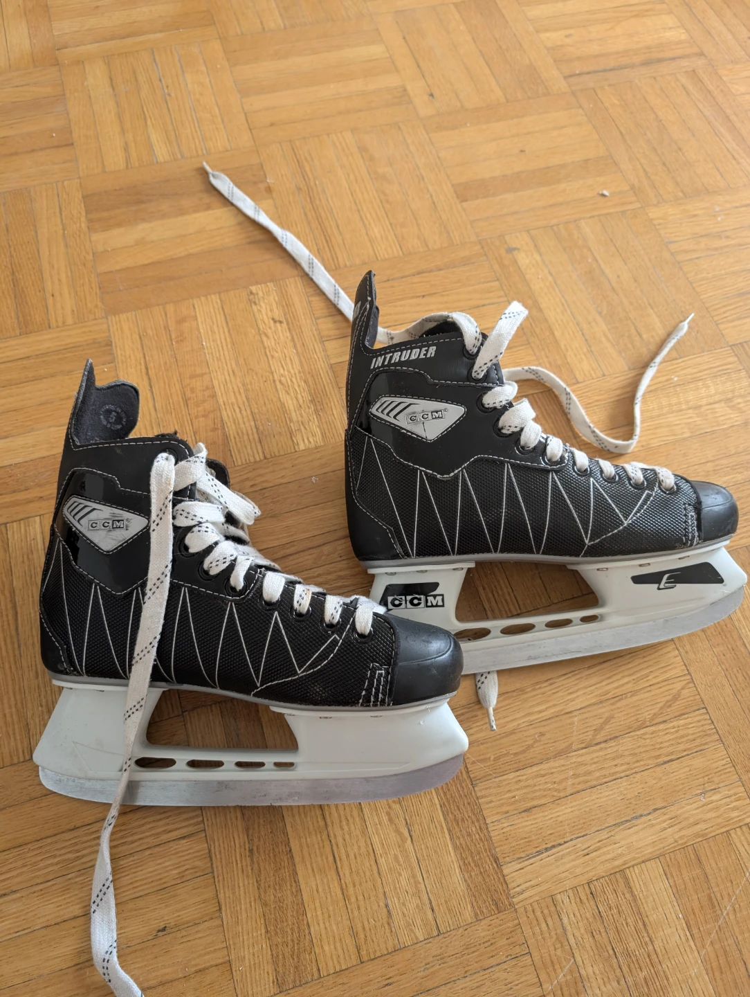CCM Intruder Ice Skates Size 5 - photo 2