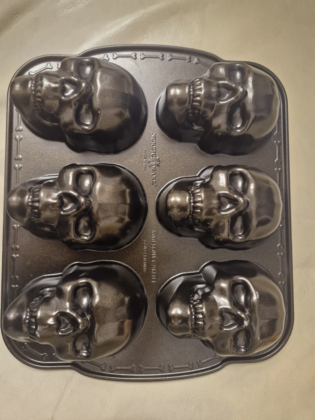 [Like New] Nordic Ware Mini Skull Cake Pan(Good for Halloween)