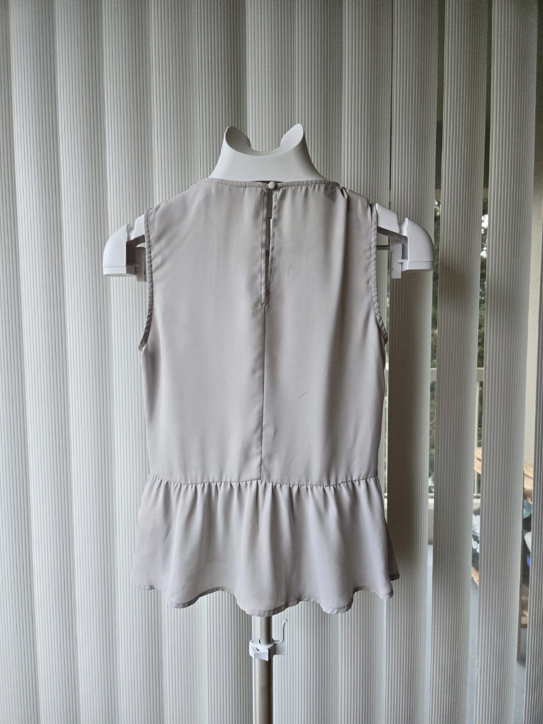H&M Divided Sleeveless Peplum Top - Size 6 - photo 2