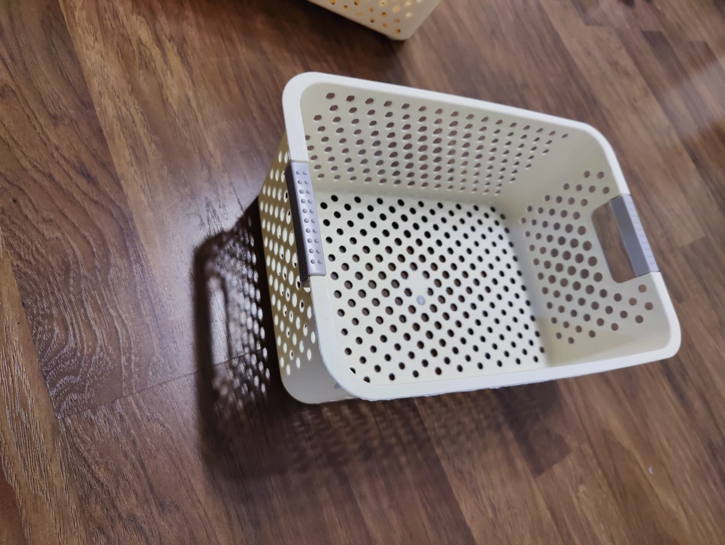 White plastic storage baskets - photo 4