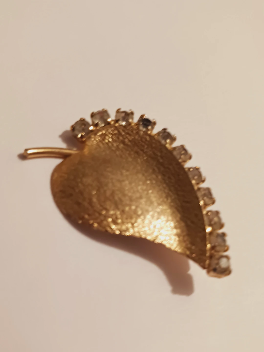 Classic Vintage Gold Plated Leaf Brooch with Rhinestones - photo 3
