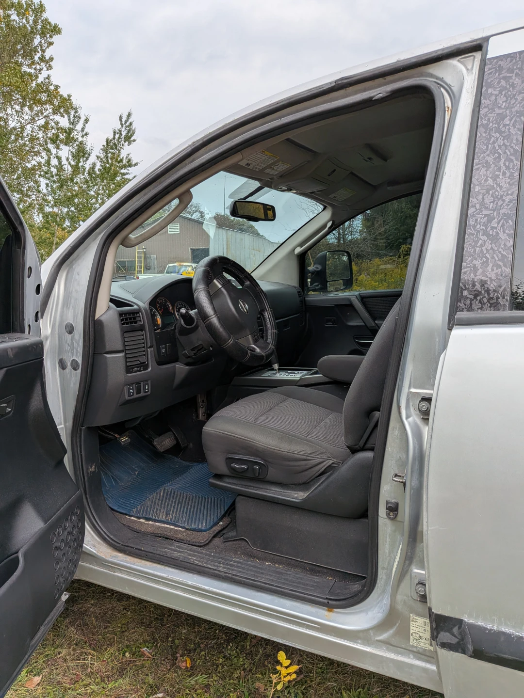 Nissan Titan SV 4x4 Truck - photo 5
