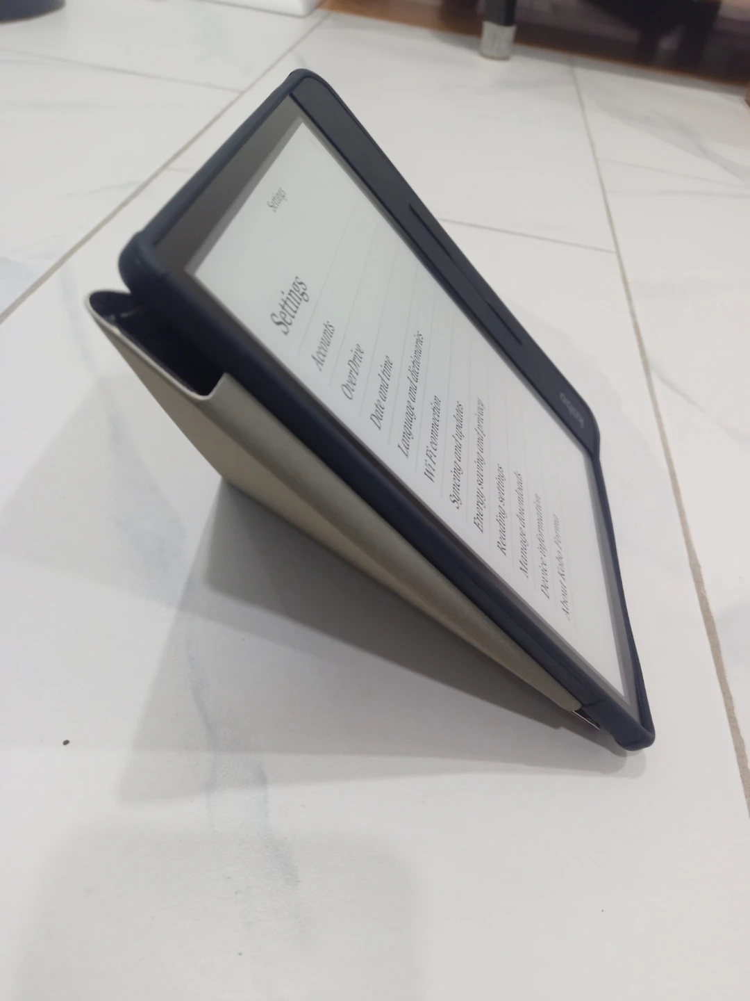 Kobo Forma  8" e-reader with brand new case & cable - photo 5