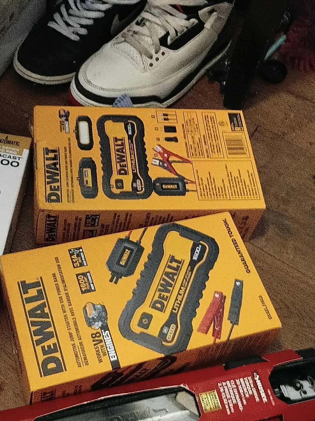 DeWalt 1600A Lithium Jump Starter - photo 2