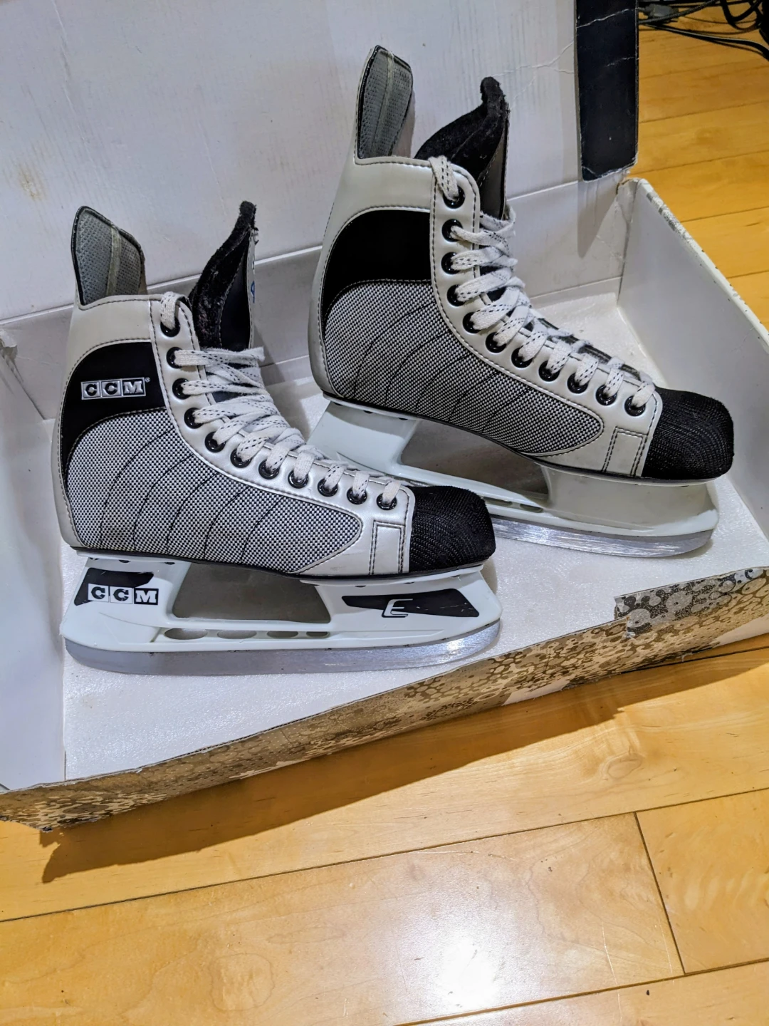 ISE SKATES CCM ADULT SIZE 7