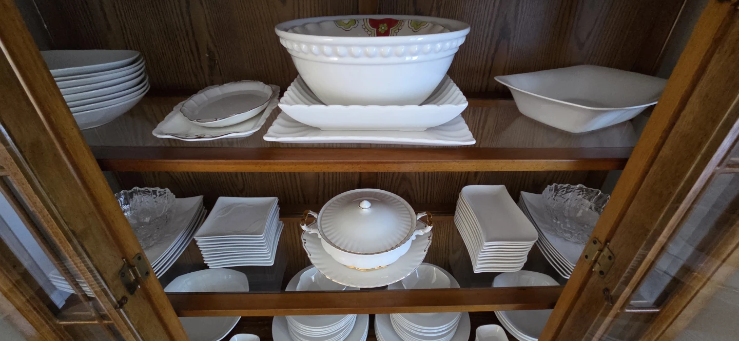 Solid wood buffet and hutch - photo 5