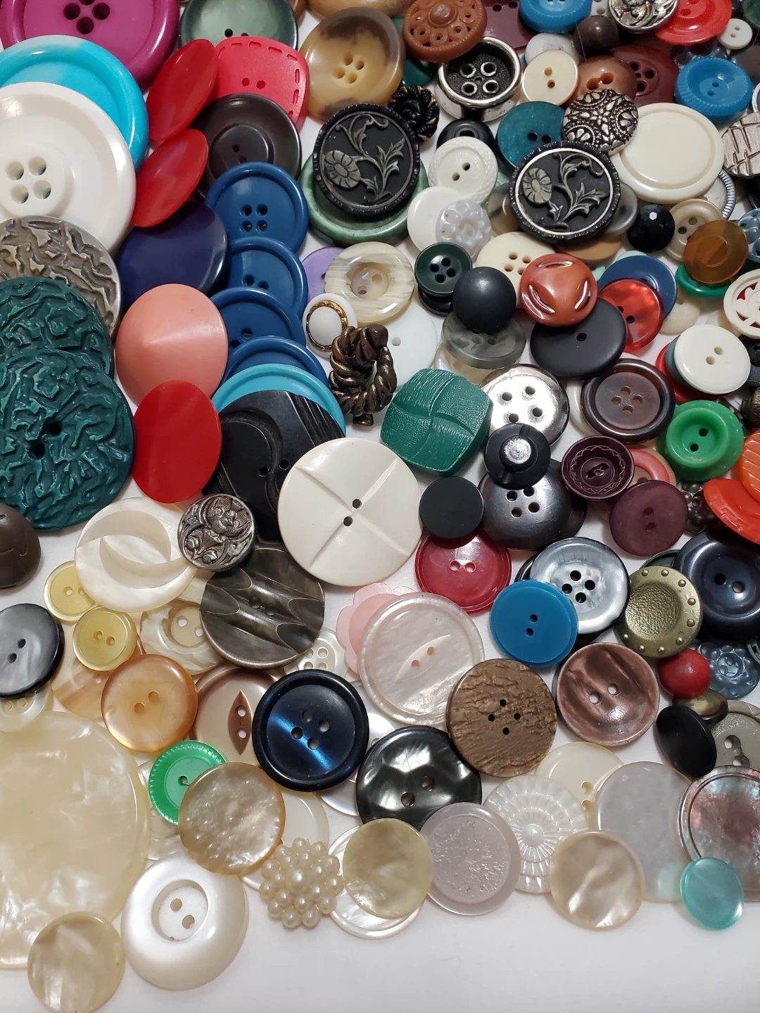 Grandma's Buttons in a Vintage Tin - photo 5