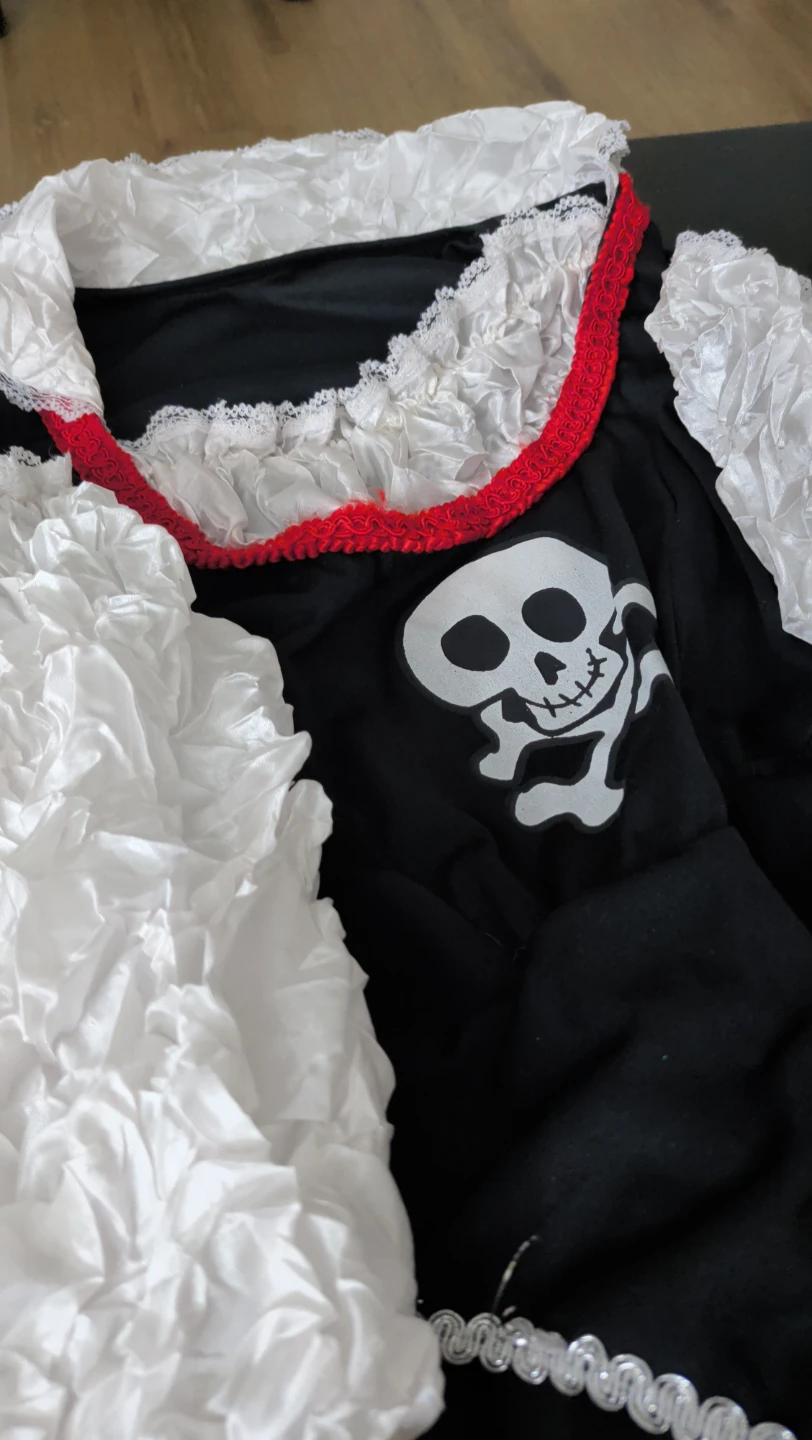 Pirate costume with skull print (woman/youth) - photo 2