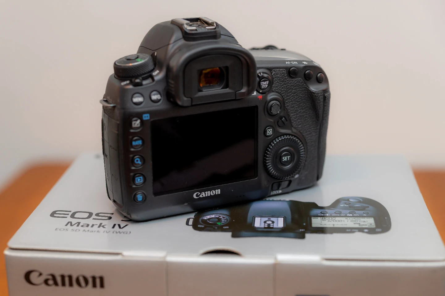 Canon EOS 5D Mark IV with extras - photo 4