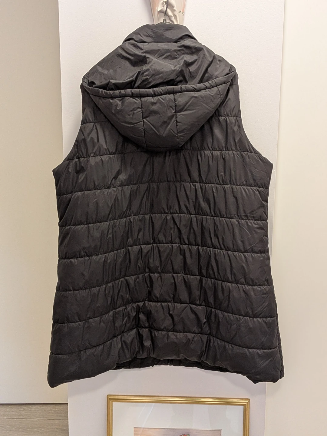 Size 2-3X black longer quilted vest. Fits below bum. - photo 2