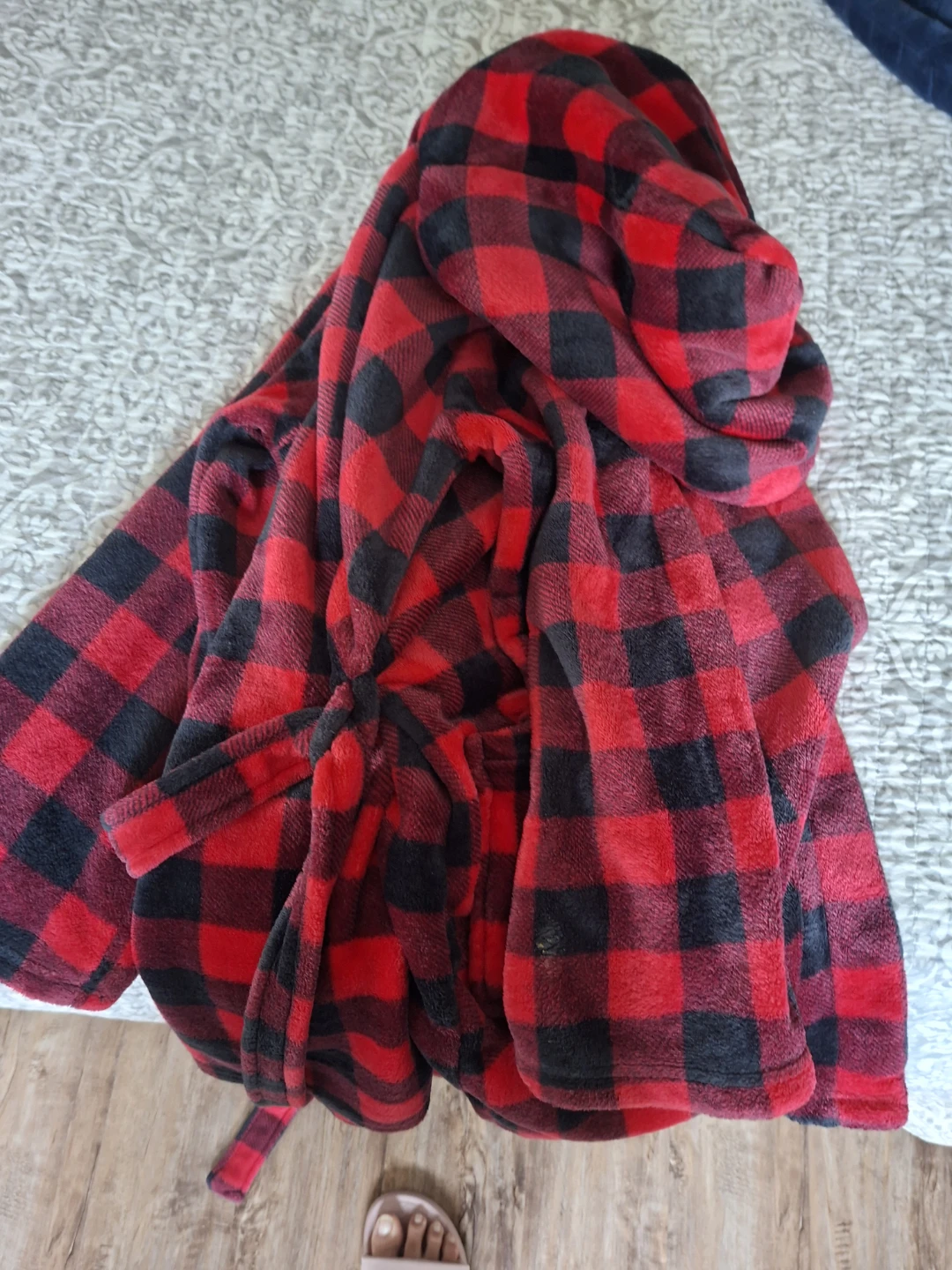 Red and black plaid fleece robe - photo 5